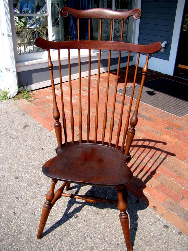 A fine WALLACE NUTTING Comb-Back Windsor Chair, early 20th century